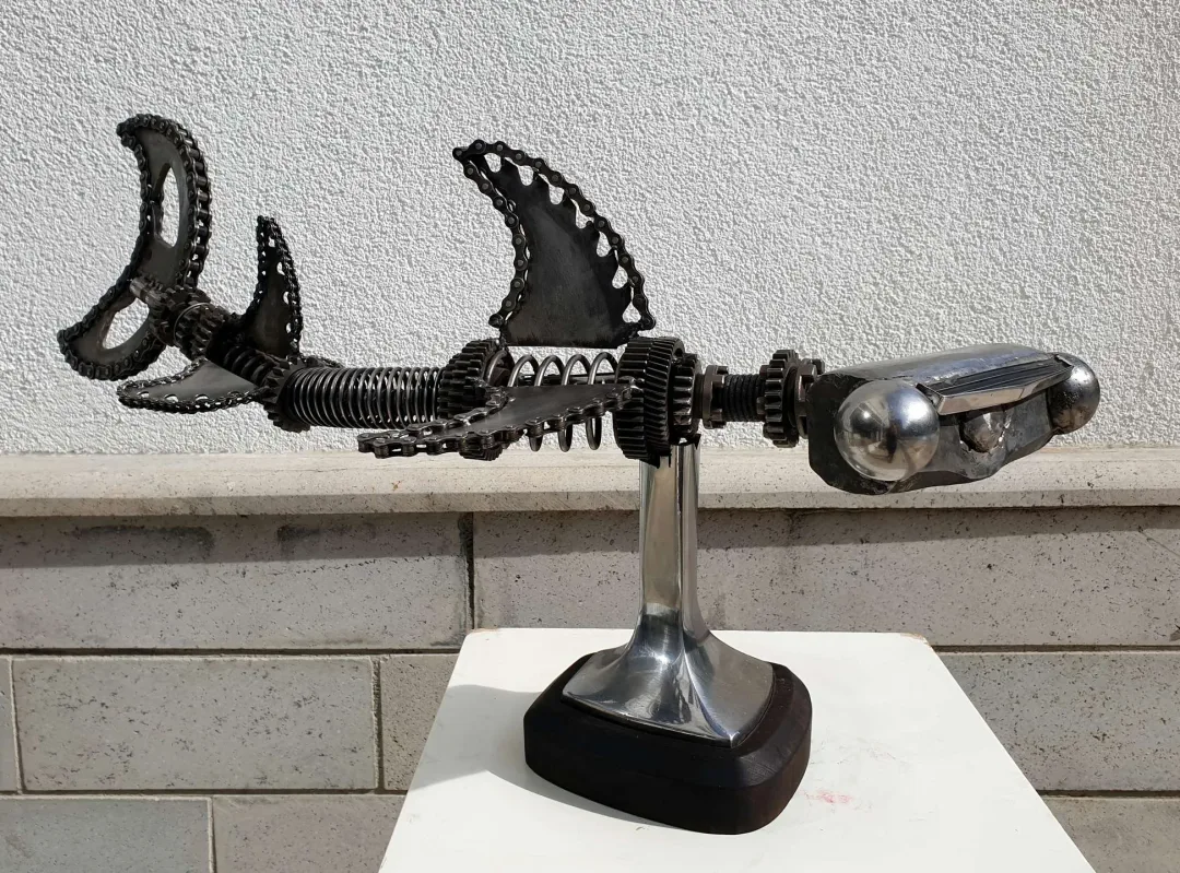 yakınlaştır "Çekiç Balığı" eseri SERKAN ERKOÇ tarafından 2020 yılında 42x74x20 cm ölçülerinde Ahşap, metal tekniği ile yapılmıştır.