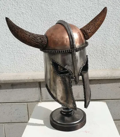 "Miğfer" eseri SERKAN ERKOÇ tarafından 2020 yılında 50x37x12 cm ölçülerinde boynuz+ahşap+metal tekniği ile yapılmıştır.