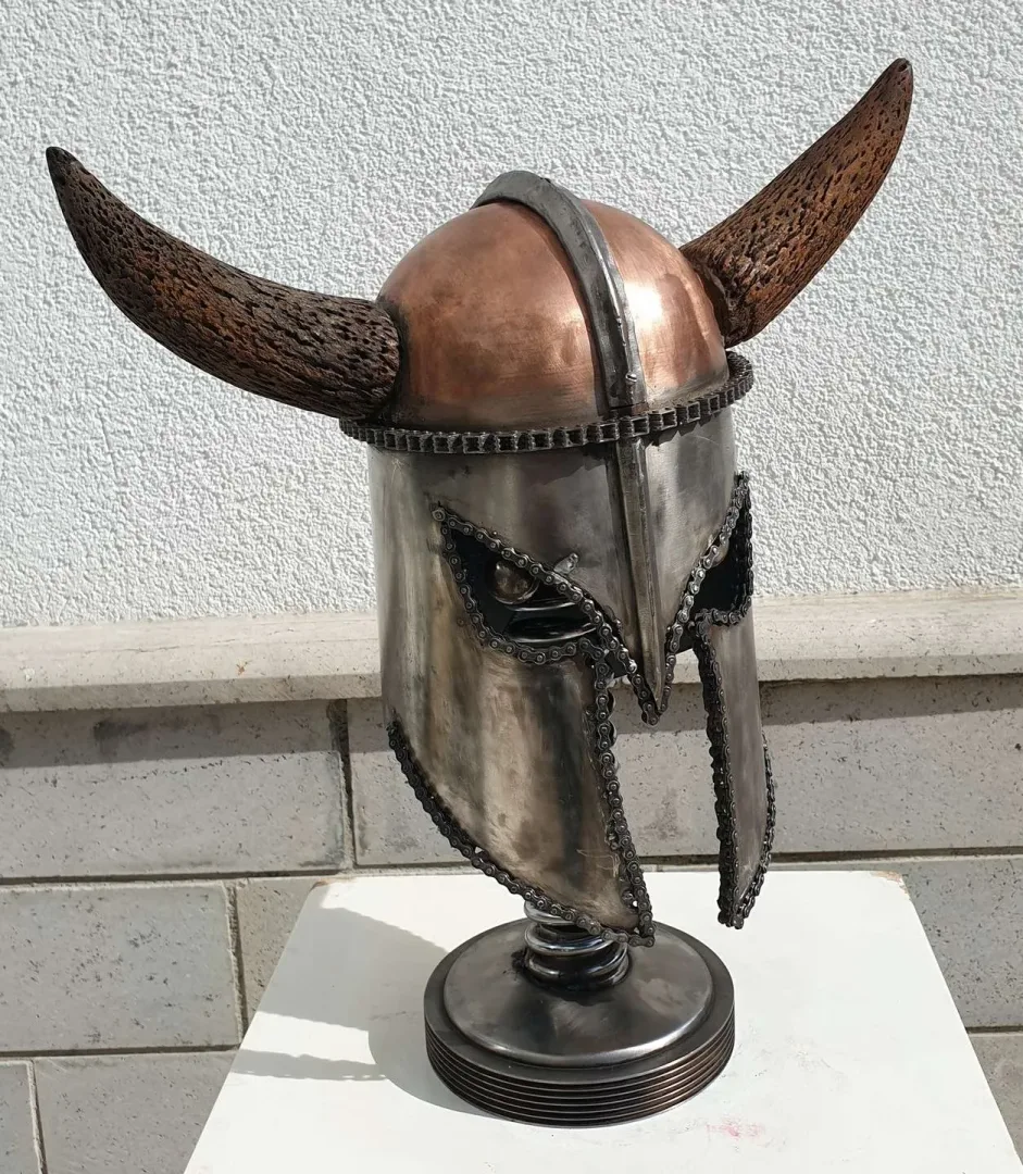 "Miğfer" eseri SERKAN ERKOÇ tarafından 2020 yılında 50x37x12 cm ölçülerinde boynuz+ahşap+metal tekniği ile yapılmıştır.