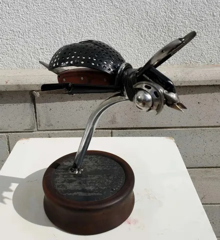 "Böcek" eseri SERKAN ERKOÇ tarafından 2020 yılında 27x26x14 cm ölçülerinde Ahşap, metal tekniği ile yapılmıştır.