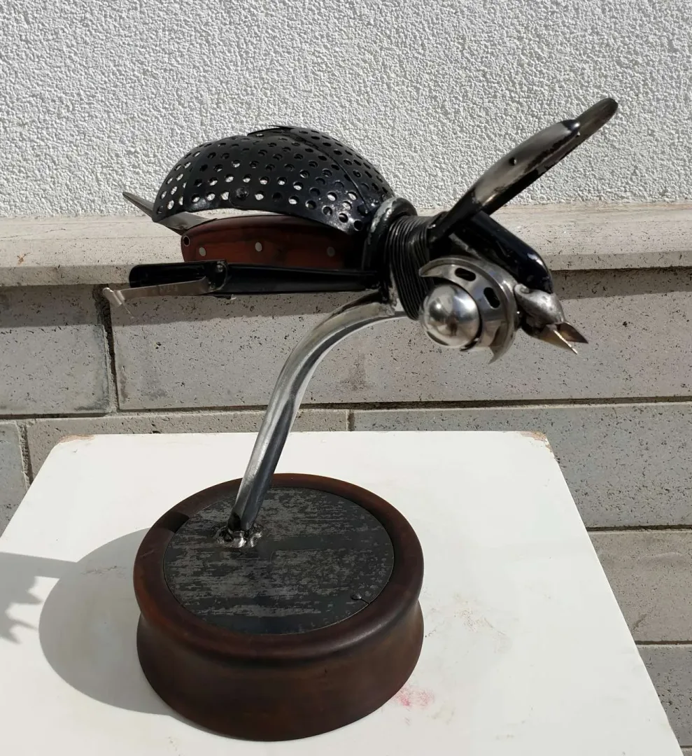 yakınlaştır "Böcek" eseri SERKAN ERKOÇ tarafından 2020 yılında 27x26x14 cm ölçülerinde Ahşap, metal tekniği ile yapılmıştır.