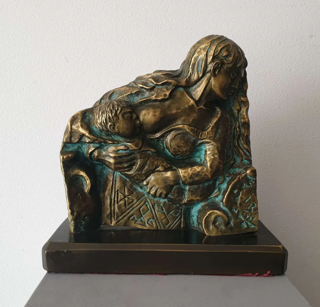 yakınlaştır "Emziren Ana" eseri İBRAHİM BALABAN tarafından 1951 yılında 22x22x6 cm ölçülerinde Bronz yüksek rölyef tekniği ile yapılmıştır.