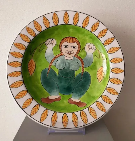 "Bereket Ana" eseri İBRAHİM BALABAN tarafından 2007 yılında 33x33 cm ölçülerinde İznik Mavi Çini Tabak tekniği ile yapılmıştır.