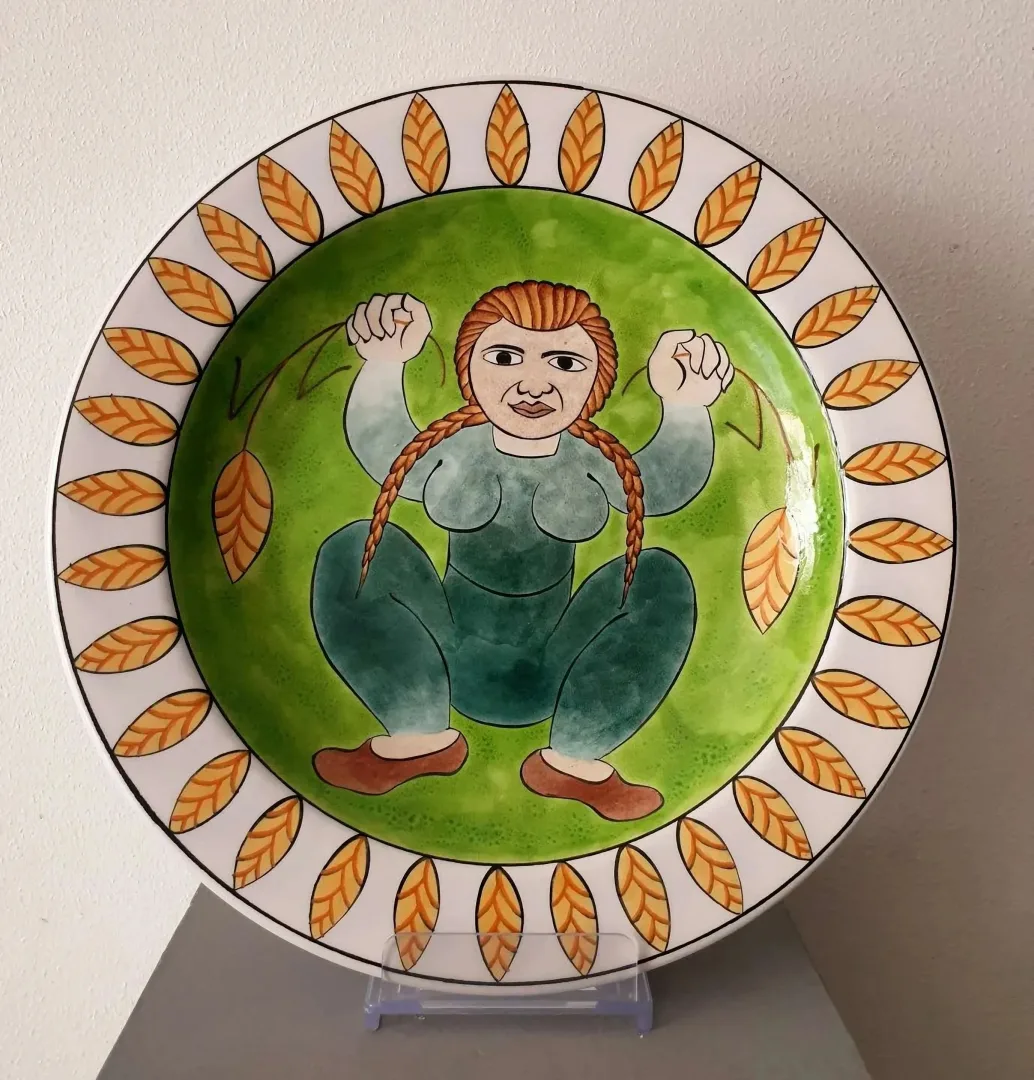 yakınlaştır "Bereket Ana" eseri İBRAHİM BALABAN tarafından 2007 yılında 33x33 cm ölçülerinde İznik Mavi Çini Tabak tekniği ile yapılmıştır.