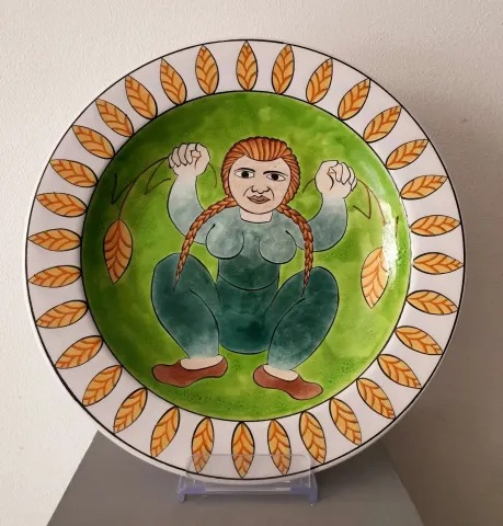 "Bereket Ana" eseri İBRAHİM BALABAN tarafından 2007 yılında 33x33 cm ölçülerinde İznik Mavi Çini Tabak tekniği ile yapılmıştır.