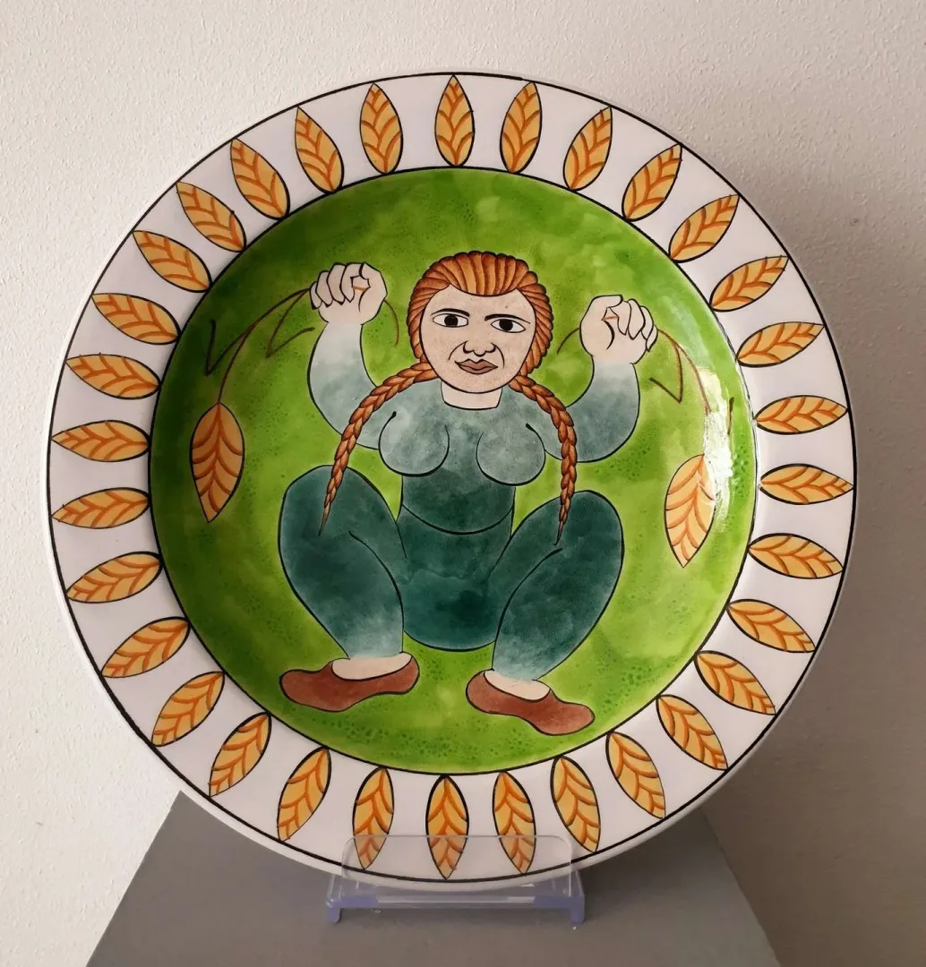 yakınlaştır "Bereket Ana" eseri İBRAHİM BALABAN tarafından 2007 yılında 33x33 cm ölçülerinde İznik Mavi Çini Tabak tekniği ile yapılmıştır.