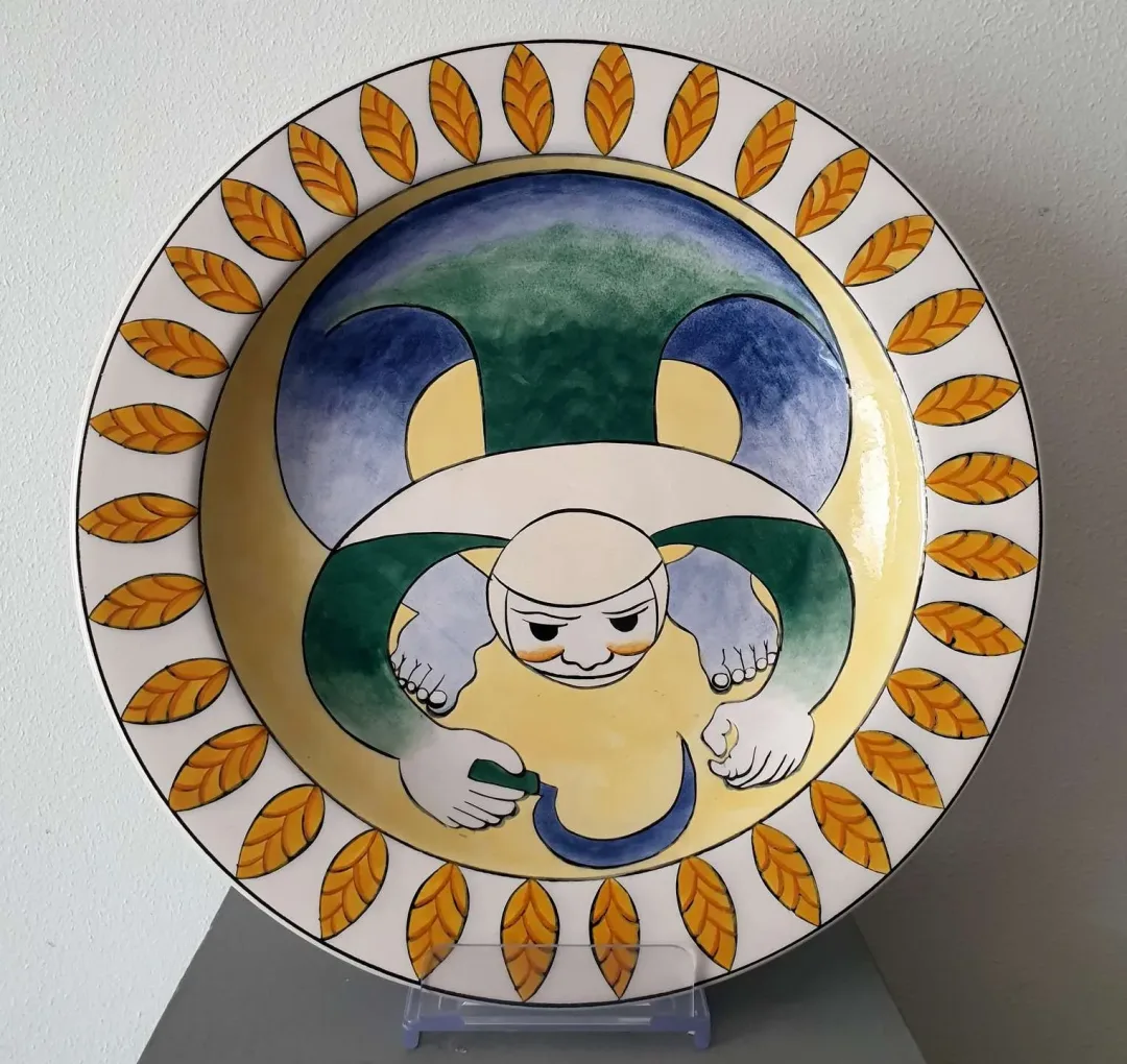 yakınlaştır "Ekin Biçen" eseri İBRAHİM BALABAN tarafından 2007 yılında 33x33 cm ölçülerinde İznik Mavi Çini Tabak tekniği ile yapılmıştır.