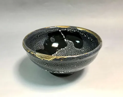 Bu eser KİM YONG MOON tarafından 7,5x15 cm ölçülerinde 1150 °C el yapımı gerçek altın dekor tekniği ile yapılmıştır.