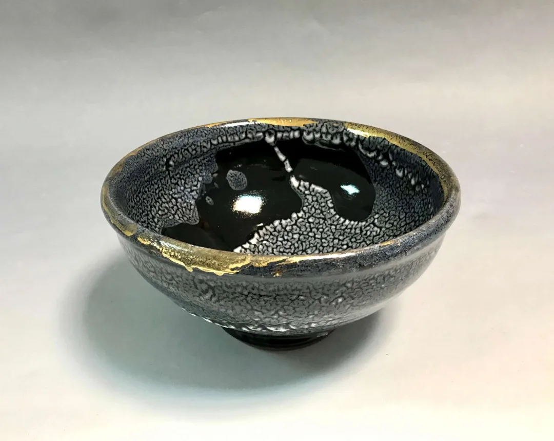"İsimsiz" eseri KİM YONG MOON tarafından 7,5x15 cm ölçülerinde 1150 °C el yapımı gerçek altın dekor tekniği ile yapılmıştır.