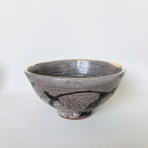 Bu eser KİM YONG MOON tarafından 8,5x17 cm ölçülerinde 1150 °C el yapımı gerçek altın dekor tekniği ile yapılmıştır.