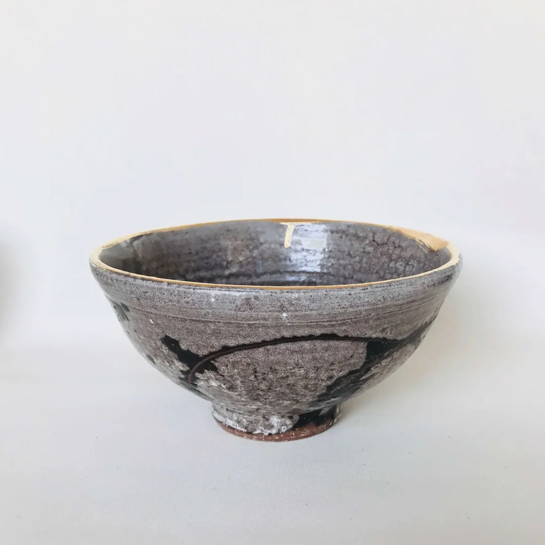yakınlaştır "İsimsiz" eseri KİM YONG MOON tarafından 8,5x17 cm ölçülerinde 1150 °C el yapımı gerçek altın dekor tekniği ile yapılmıştır.