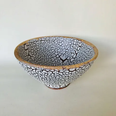 Bu eser KİM YONG MOON tarafından 9x16 cm ölçülerinde 1150 °C el yapımı gerçek altın dekor tekniği ile yapılmıştır.