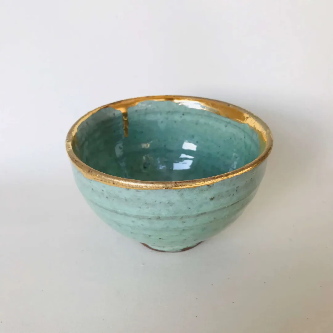 "İsimsiz" eseri KİM YONG MOON tarafından 8x12,5 cm ölçülerinde 1150 °C el yapımı gerçek altın dekor tekniği ile yapılmıştır.