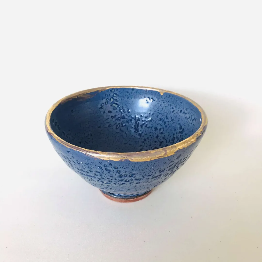 "İsimsiz" eseri KİM YONG MOON tarafından 8x13,5 cm ölçülerinde 1150 °C el yapımı gerçek altın dekor tekniği ile yapılmıştır.