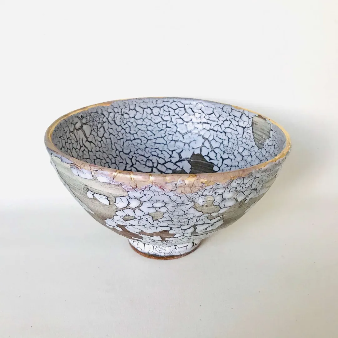 "İsimsiz" eseri KİM YONG MOON tarafından 10x17 cm ölçülerinde 1150 °C el yapımı gerçek altın dekor tekniği ile yapılmıştır.