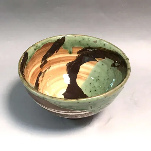 Bu eser KİM YONG MOON tarafından 9x16 cm ölçülerinde 1150 °C el yapımı gerçek altın dekor tekniği ile yapılmıştır.