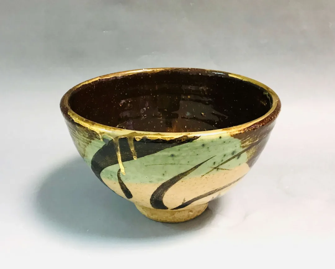 "İsimsiz" eseri KİM YONG MOON tarafından 10,5x17 cm ölçülerinde 1150 °C el yapımı gerçek altın dekor tekniği ile yapılmıştır.