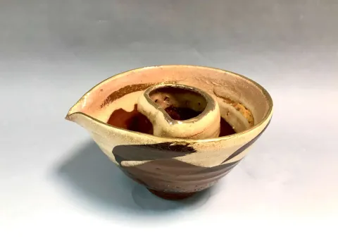 Bu eser KİM YONG MOON tarafından 10x18 cm ölçülerinde 1150 °C el yapımı çay demliği gerçek altın dekor tekniği ile yapılmıştır.