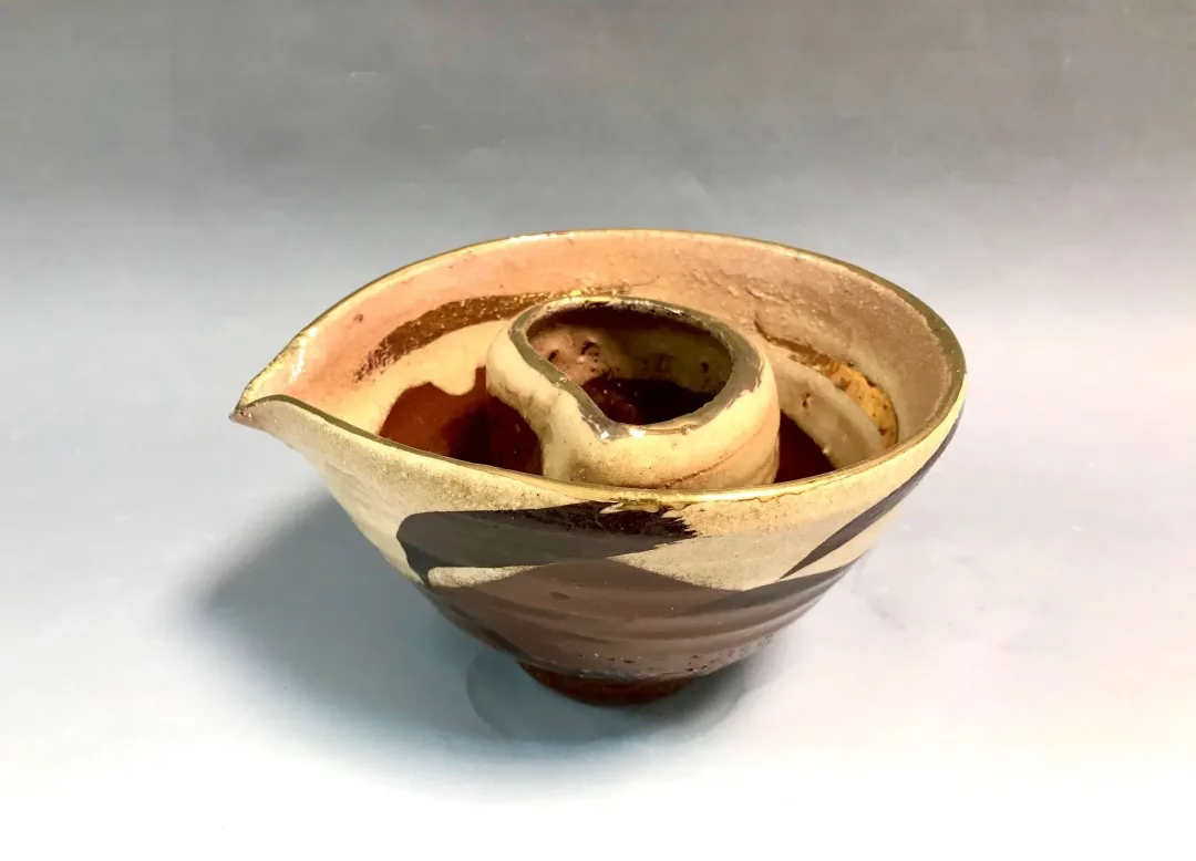 yakınlaştır "İsimsiz" eseri KİM YONG MOON tarafından 10x18 cm ölçülerinde 1150 °C el yapımı çay demliği gerçek altın dekor tekniği ile yapılmıştır.