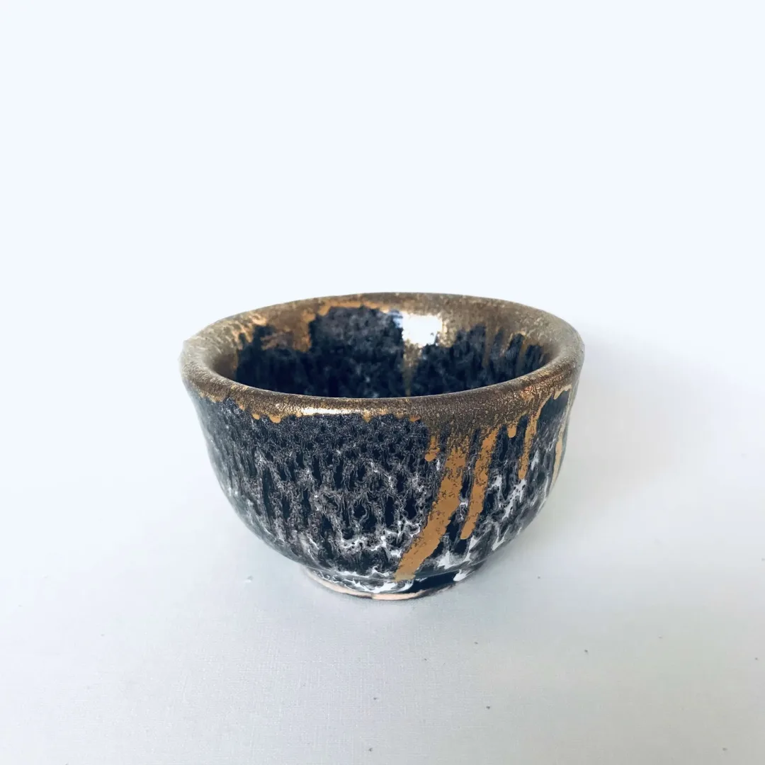 yakınlaştır "Akıl ve Enerjiv" eseri KİM YONG MOON tarafından 5,5x8,5 cm ölçülerinde 1150 °C el yapımı gerçek altın dekor tekniği ile yapılmıştır.