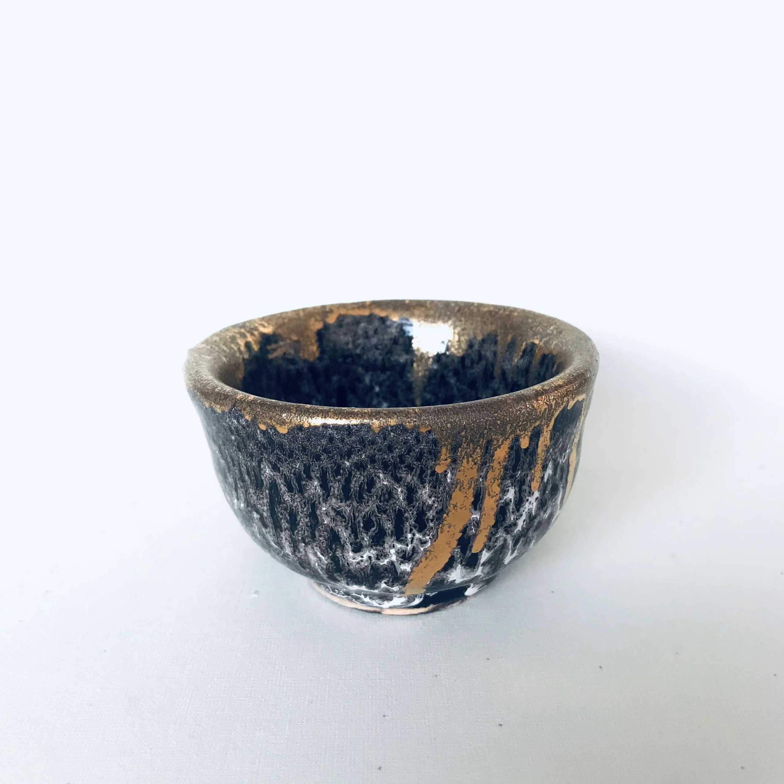"Akıl ve Enerjiv" eseri KİM YONG MOON tarafından 5,5x8,5 cm ölçülerinde 1150 °C el yapımı gerçek altın dekor tekniği ile yapılmıştır.