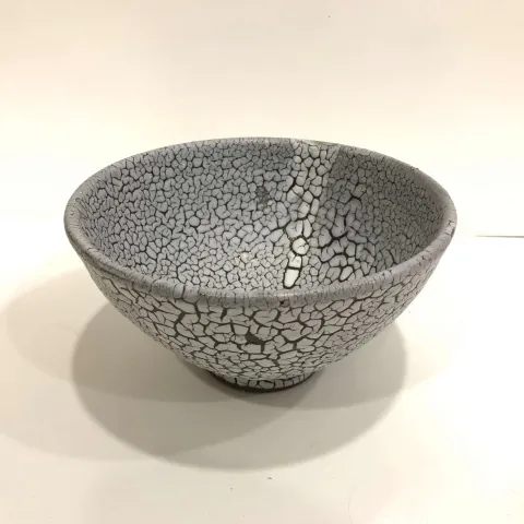 Bu eser KİM YONG MOON tarafından 9x17 cm ölçülerinde 1150 °C el yapımı tekniği ile yapılmıştır.