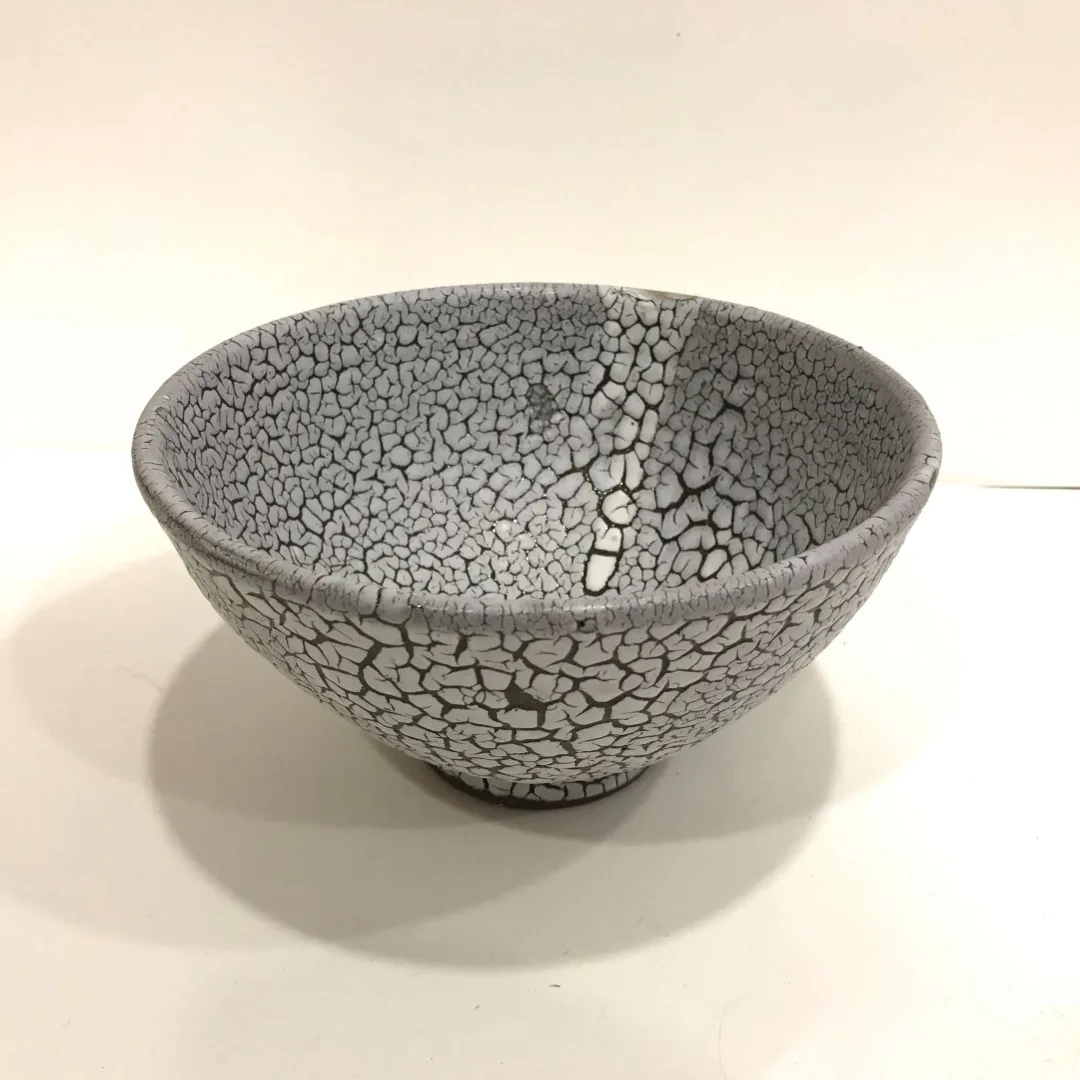 "İsimsiz" eseri KİM YONG MOON tarafından 9x17 cm ölçülerinde 1150 °C el yapımı tekniği ile yapılmıştır.