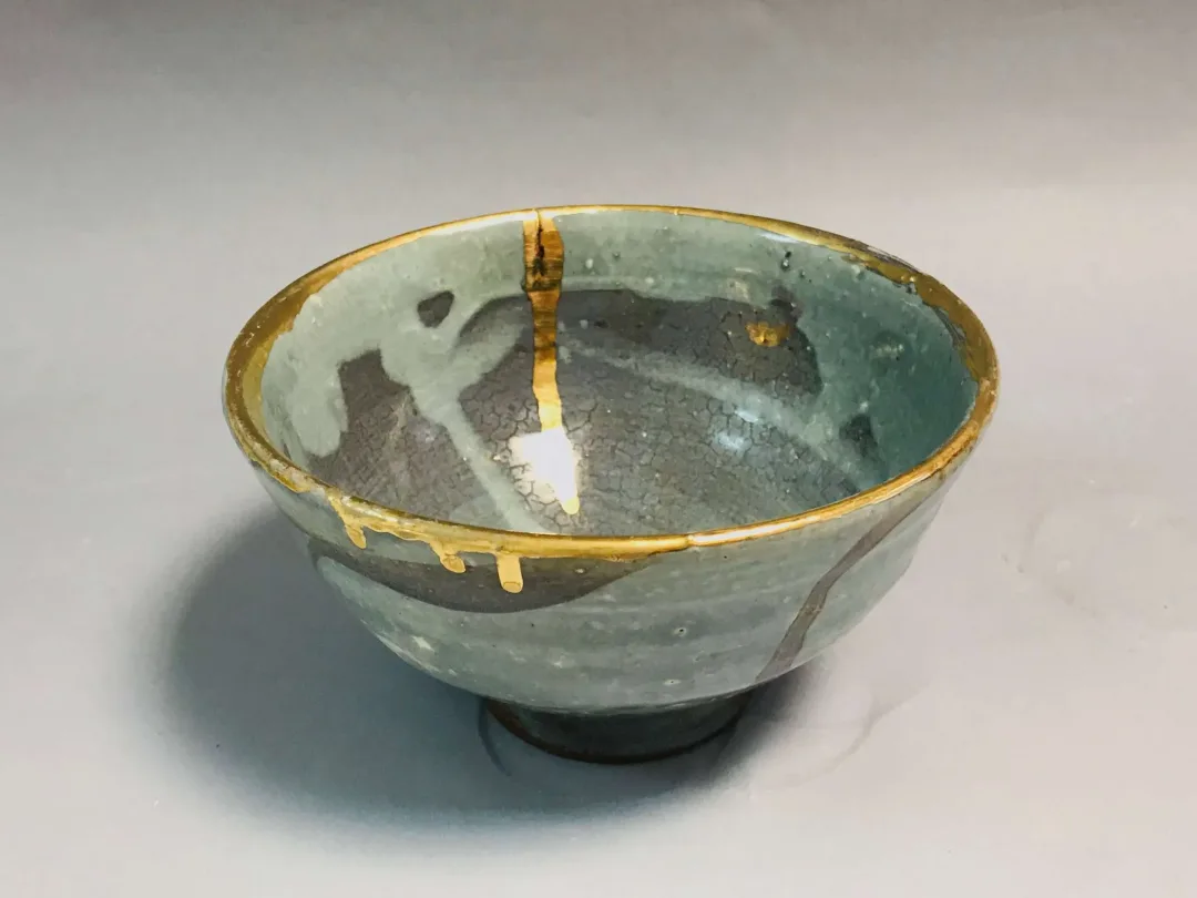"İsimsiz" eseri KİM YONG MOON tarafından 1150 °C el yapımı gerçek altın dekor tekniği ile yapılmıştır.