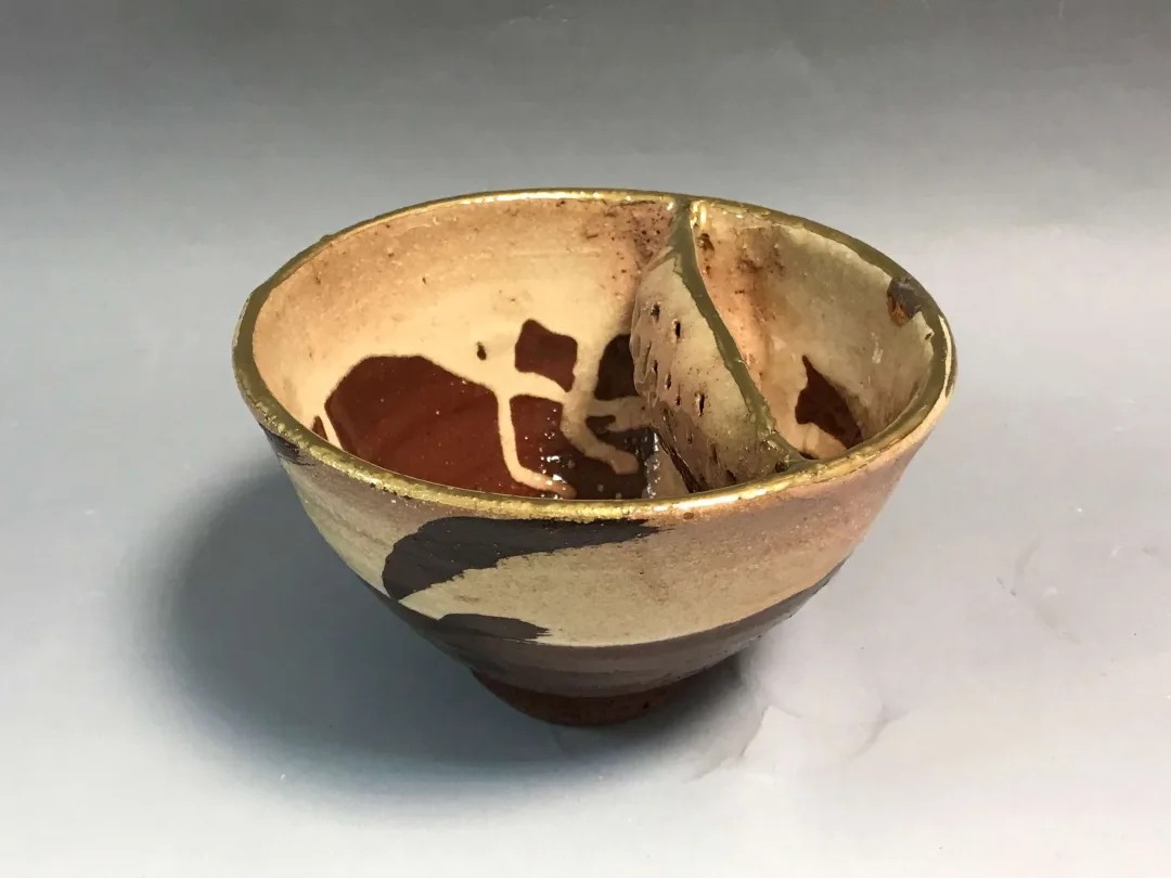 "İsimsiz" eseri KİM YONG MOON tarafından 8,5x15 cm ölçülerinde 1150 °C el yapımı gerçek altın dekor tekniği ile yapılmıştır.