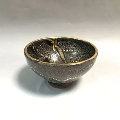 Bu eser KİM YONG MOON tarafından 8x14 cm ölçülerinde 1150 °C el yapımı gerçek altın dekor tekniği ile yapılmıştır.