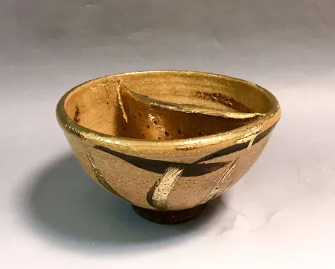 Bu eser KİM YONG MOON tarafından 9,5x16 cm ölçülerinde 1150 °C el yapımı gerçek altın dekor tekniği ile yapılmıştır.