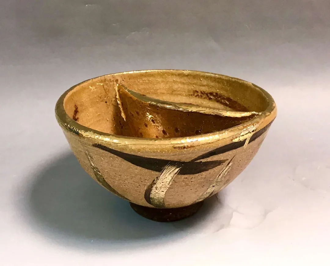 "İsimsiz" eseri KİM YONG MOON tarafından 9,5x16 cm ölçülerinde 1150 °C el yapımı gerçek altın dekor tekniği ile yapılmıştır.