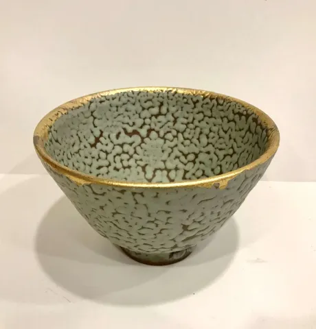 Bu eser KİM YONG MOON tarafından 9x14 cm ölçülerinde 1150 °C el yapımı gerçek altın dekor tekniği ile yapılmıştır.