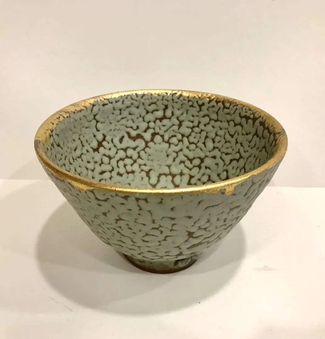 "İsimsiz" eseri KİM YONG MOON tarafından 9x14 cm ölçülerinde 1150 °C el yapımı gerçek altın dekor tekniği ile yapılmıştır.