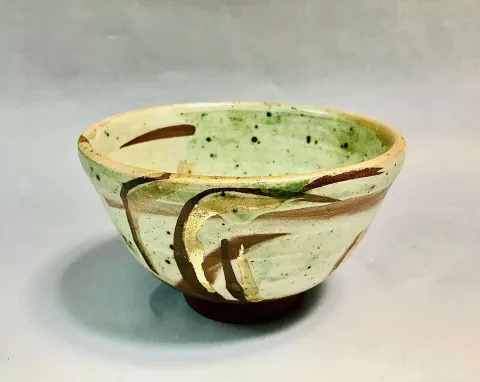 Bu eser KİM YONG MOON tarafından 9x15 cm ölçülerinde 1150 °C el yapımı gerçek altın dekor tekniği ile yapılmıştır.