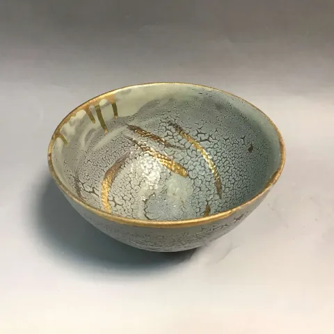 Bu eser KİM YONG MOON tarafından 9x16 cm ölçülerinde 1150 °C el yapımı gerçek altın dekor tekniği ile yapılmıştır.