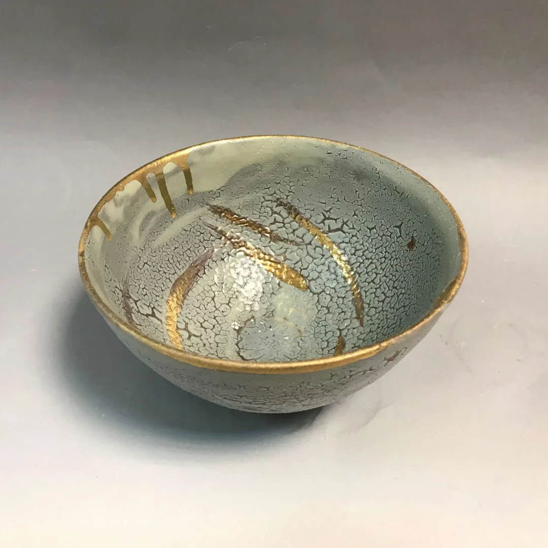 "İsimsiz" eseri KİM YONG MOON tarafından 9x16 cm ölçülerinde 1150 °C el yapımı gerçek altın dekor tekniği ile yapılmıştır.