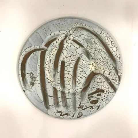 Bu eser KİM YONG MOON tarafından 2x22 cm ölçülerinde 1150 °C el yapımı tabak gerçek altın dekor tekniği ile yapılmıştır.