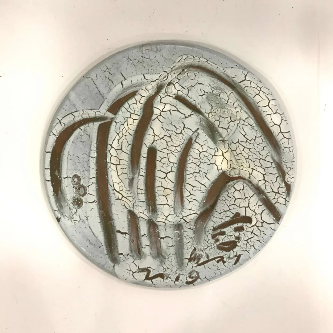 "İsimsiz" eseri KİM YONG MOON tarafından 2x22 cm ölçülerinde 1150 °C el yapımı tabak gerçek altın dekor tekniği ile yapılmıştır.