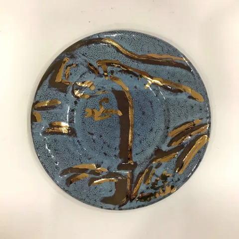 Bu eser KİM YONG MOON tarafından 2x29,5 cm ölçülerinde 1150 °C el yapımı tabak gerçek altın dekor tekniği ile yapılmıştır.