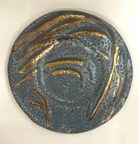 Bu eser KİM YONG MOON tarafından 2x31 cm ölçülerinde 1150 °C el yapımı tabak gerçek altın dekor tekniği ile yapılmıştır.