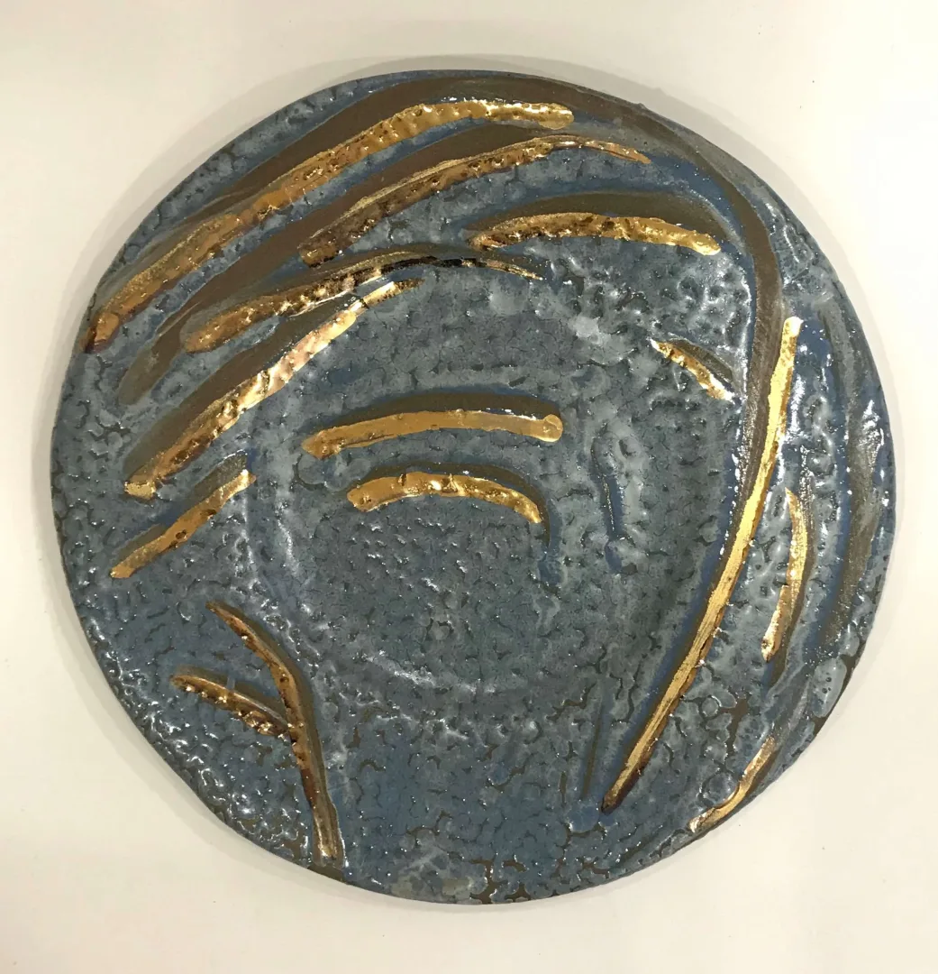 "İsimsiz" eseri KİM YONG MOON tarafından 2x31 cm ölçülerinde 1150 °C el yapımı tabak gerçek altın dekor tekniği ile yapılmıştır.