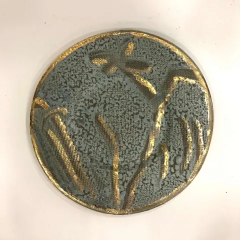 Bu eser KİM YONG MOON tarafından 2x31 cm ölçülerinde 1150 °C el yapımı tabak gerçek altın dekor tekniği ile yapılmıştır.