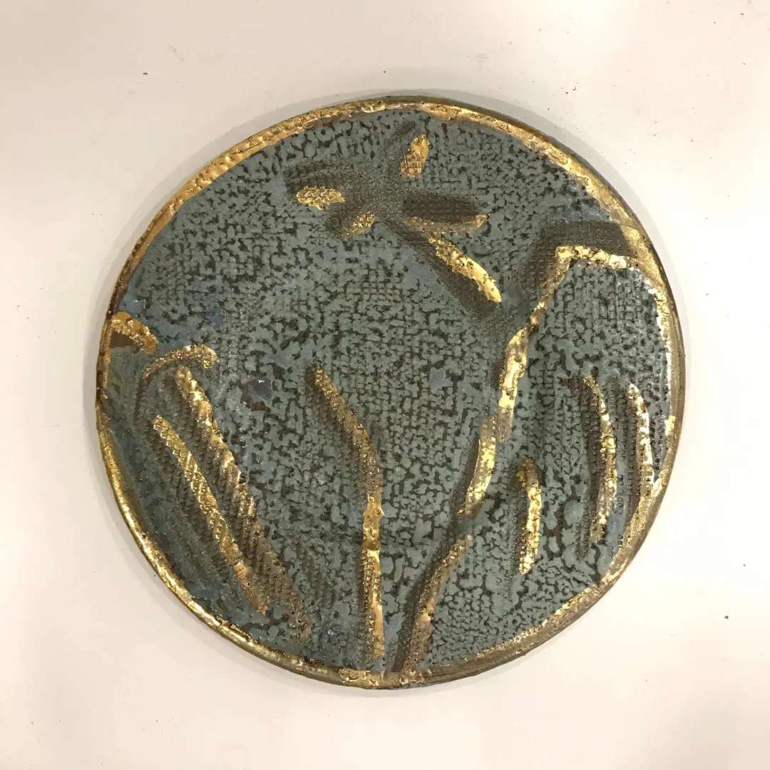 "İsimsiz" eseri KİM YONG MOON tarafından 2x31 cm ölçülerinde 1150 °C el yapımı tabak gerçek altın dekor tekniği ile yapılmıştır.