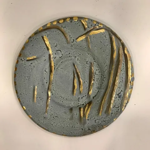 Bu eser KİM YONG MOON tarafından 3x31 cm ölçülerinde 1150 °C el yapımı tabak gerçek altın dekor tekniği ile yapılmıştır.