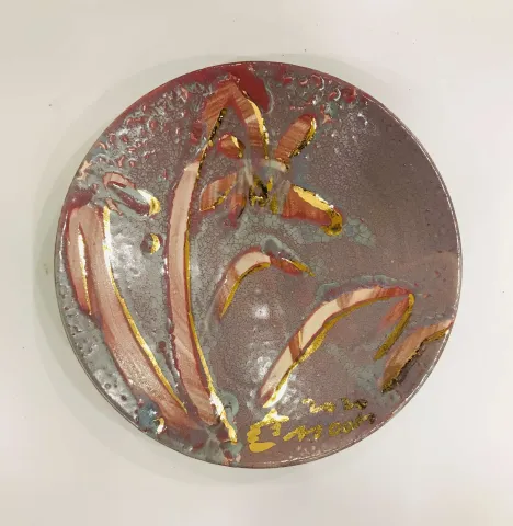 Bu eser KİM YONG MOON tarafından 5x27,5 cm ölçülerinde 1150 °C el yapımı tabak gerçek altın dekor tekniği ile yapılmıştır.