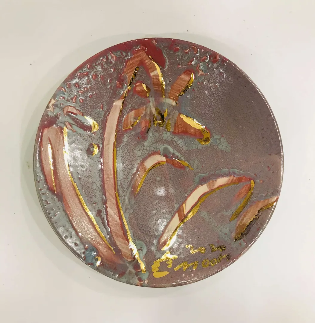 "İsimsiz" eseri KİM YONG MOON tarafından 5x27,5 cm ölçülerinde 1150 °C el yapımı tabak gerçek altın dekor tekniği ile yapılmıştır.