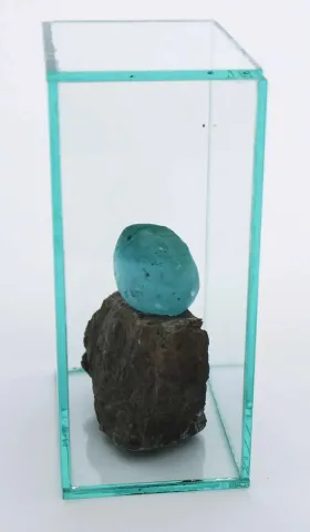 Bu eser HALE FERİHA HENDEKCİGİL tarafından Düz Cam, Kalıpta Şekillendirme Döküm Camı, Doğal Taş tekniği ile yapılmıştır.