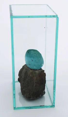 Bu eser HALE FERİHA HENDEKCİGİL tarafından Düz Cam, Kalıpta Şekillendirme Döküm Camı, Doğal Taş tekniği ile yapılmıştır.