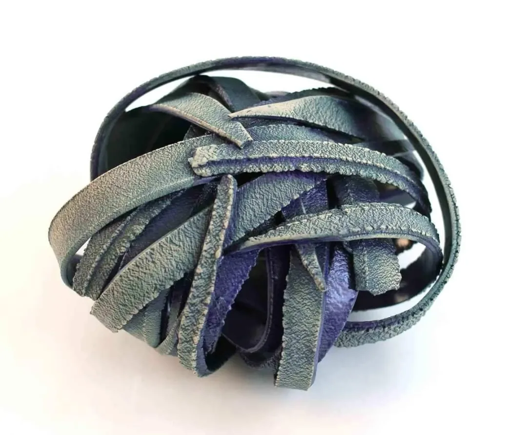 yakınlaştır "Bağ" eseri GÜLİZ KORKMAZ tarafından 2020 yılında 18x20x12 cm ölçülerinde Stoneware Elle şekillendirme seramik 1200°C tekniği ile yapılmıştır.